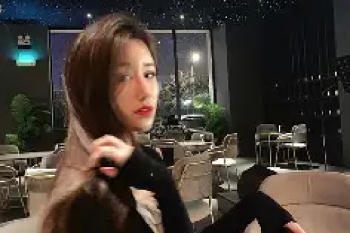 23号：张佳宁路透曝光！肚大如箩携助理现身咖啡馆走路外八孕味十足